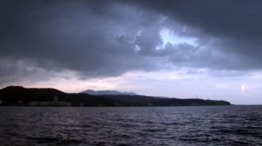 Çin tarzı çatısı olan Fuxian Gölü Yunnan Eyaleti, Çin.