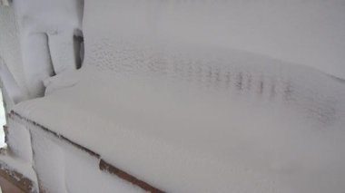 Issız şehir terk edilmiş evde bir kırık dondurulmuş Windows kar.