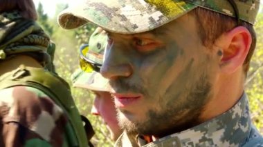 Askeri çokgen üzerinde silah ile Airsoft oyunu.