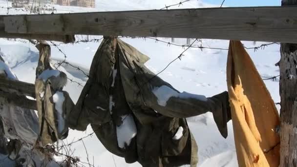 Ghost town of Gudym on background of barbed wire of far north of Russia. — ストック動画