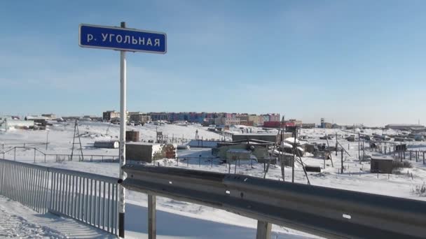 Kuzey Anadyr şehrinde kar yolu üzerinde bir araba.. — Stok video