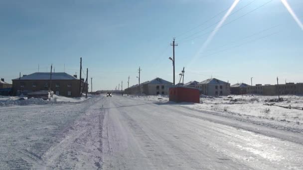 Auto auf verschneiter Straße in Anadyr-Stadt im hohen Norden. — Stockvideo