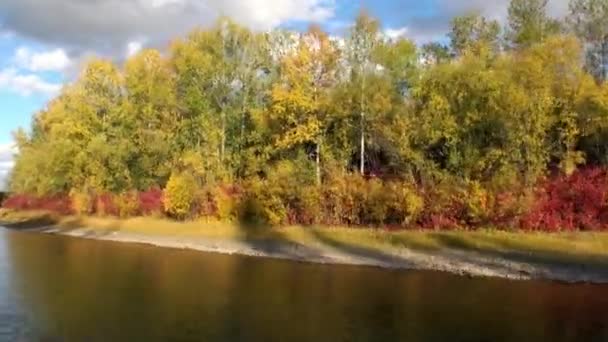 Střelba z pohybujícího se motorového člunu peřejí s průhlednou vodou z řeky Leny. — Stock video