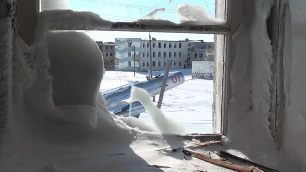 View of airplane monument to aviators through frozen broken window. — Stock Video