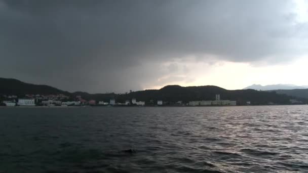 Vista do Lago Fuxian para a cidade da província de Yunnan, China . — Vídeo de Stock