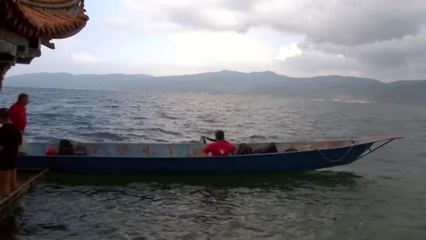 Персоналии: Сампанская китайская лодка возле беседки в китайском стиле. — стоковое видео
