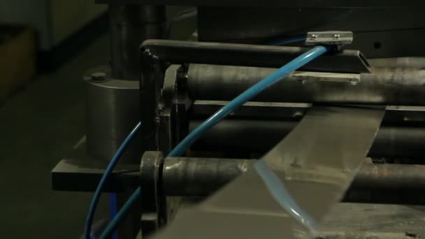 Κατασκευή από ανοξείδωτο χάλυβα μέταλλο-roll σε τροχαίο μηχανήματα στο εργοστάσιο. — Αρχείο Βίντεο