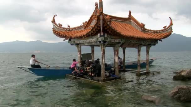 Los buceadores se preparan para bucear cerca de gazebo con techo de estilo chino en Fuxian Lake . — Vídeos de Stock