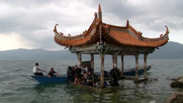 Expedición de buceo en busca de una ciudad hundida en el lago Fuxian . — Vídeo de stock