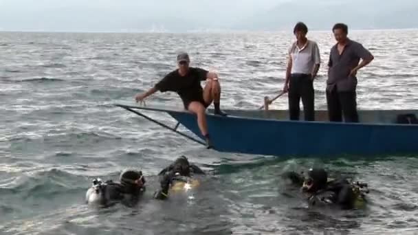 Dykare sjunker under vatten för att söka efter en sjunken stad i Fuxian Lake. — Stockvideo