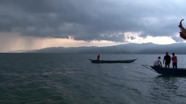 Pescador coloca redes de pesca em sampan barco chinês no Lago Fuxian . — Vídeo de Stock