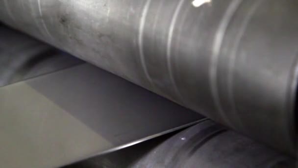 Proceso de primer plano de fabricación de tiras de acero inoxidable en máquinas laminadoras . — Vídeo de stock