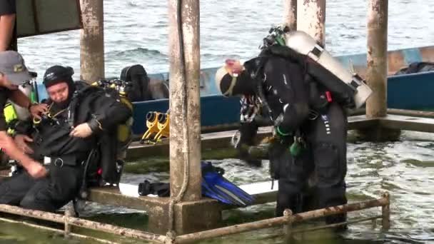 Dykexpedition på jakt efter en sjunken stad i Fuxian Lake. — Stockvideo