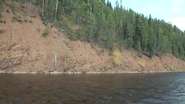 Skjuta från rörlig motorbåt av forsar med transparent vatten av Lena River. — Stockvideo