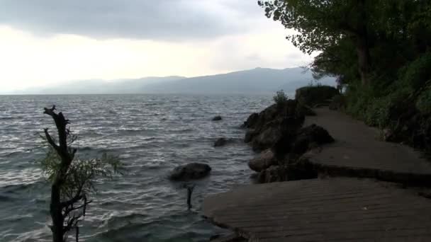 Çin tarzı çatısı olan Fuxian Gölü Yunnan Eyaleti, Çin. — Stok video