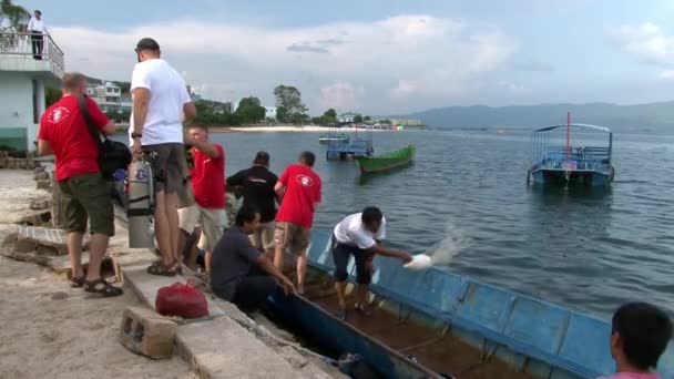 Los buceadores se preparan para bucear en el lago Fuxian. — Vídeos de Stock