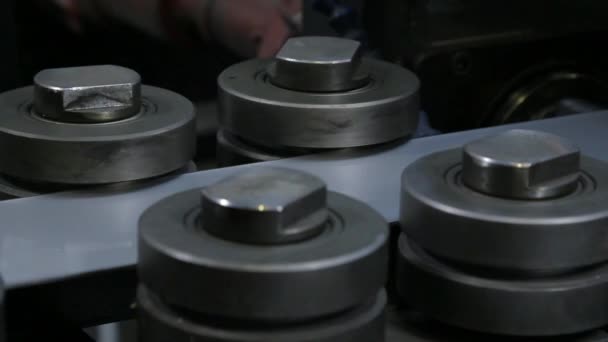 Processo ravvicinato di fabbricazione di nastri di acciaio inossidabile su laminatoi . — Video Stock