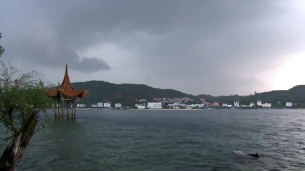 Time lapse Fuxian Lake con mirador en el techo de estilo chino . — Vídeo de stock