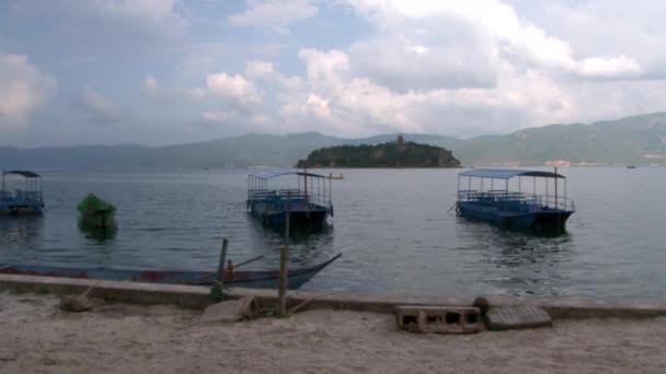 Chinesische Boote in der Nähe des Fuxian-Sees in der Provinz Yunnan. — Stockvideo