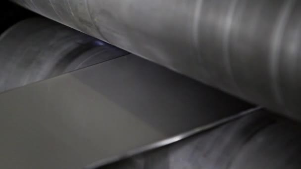 Fabricação de tiras metálicas de aço inoxidável em máquinas de rolamento. — Vídeo de Stock