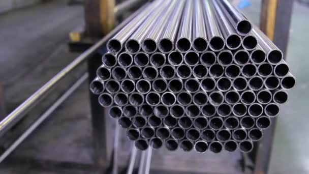Las tuberías de acero inoxidable son un producto acabado de laminado de metal en fábrica. — Vídeos de Stock