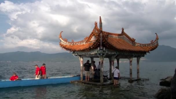福建省湖にある中国風の屋根を持つサンパン中国船の展望台の人々. — ストック動画