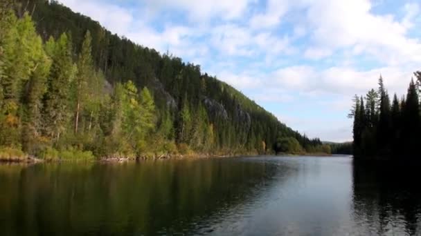 Tir à partir de bateau à moteur en mouvement de rapides avec de l'eau transparente de la rivière Lena.