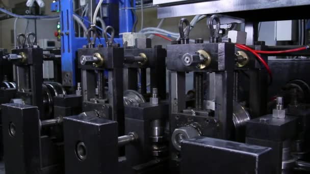 Trabajos metalúrgicos en laminadoras metálicas de tubos de acero en fábrica. — Vídeos de Stock