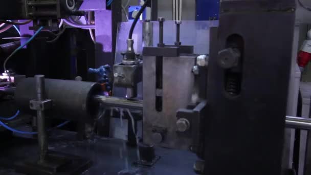 Obrábění kovů v továrně. — Stock video