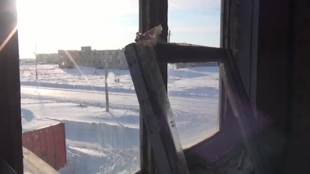 Ερείπια του χιονιού εγκαταλειφθεί πόλη φάντασμα σπίτι ορυχεία άνθρακα σε πολύ βόρεια Ρωσία. — Αρχείο Βίντεο