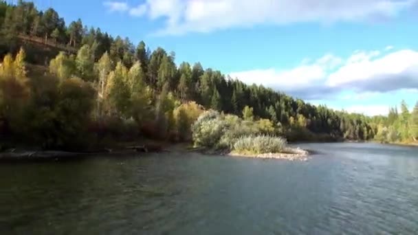 Sibirya 'da Lena nehrinin akıntıları. — Stok video