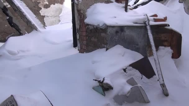 Ruinen Schnee verlassene städtische Kohlebergwerke auf Chukotka im hohen Norden Russlands. — Stockvideo