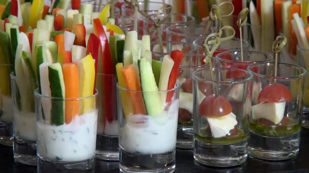 Grönsaker på bankett vegetariskt bord under en elegant buffé. — Stockvideo