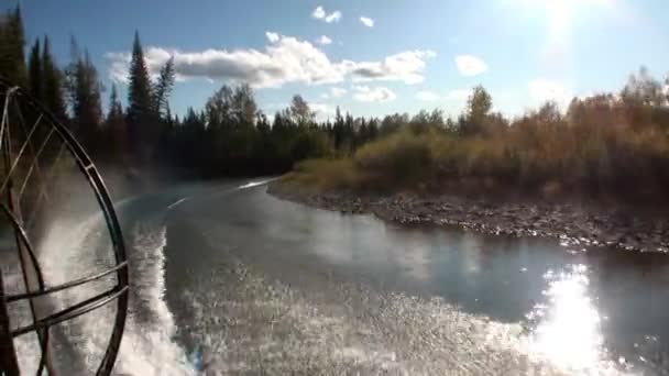 Tornillo de turbina de aire del airboat durante el movimiento del barco a lo largo del río Lena . — Vídeos de Stock