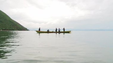 Dalgıçlar Fuxian Gölü 'nde dalmaya hazırlanıyorlar..