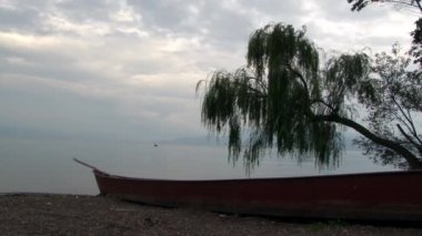 Yunnan Eyaleti 'ndeki Fuxian Gölü kıyısında Çin gemisi gondolu..