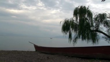 Yunnan Eyaleti 'ndeki Fuxian Gölü kıyısında Çin gemisi gondolu..