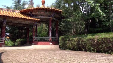 Fuxian Gölü 'nde Çin Budizm Merkezi' nin manastırı..