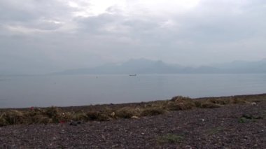 Yunnan ilindeki Fuxian Gölü 'nde sis var..