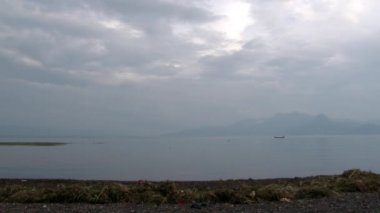 Yunnan ilindeki Fuxian Gölü 'nde sis var..