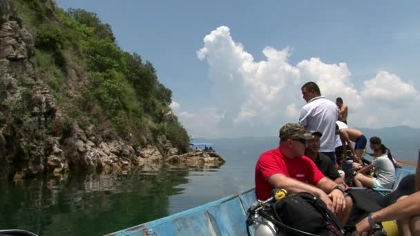 Taucher schwimmen auf einem Boot zum Tauchplatz im Fuxian-See. — Stockvideo