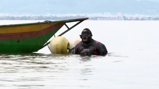 I subacquei si preparano per le immersioni nel lago di Fuxian. — Video Stock