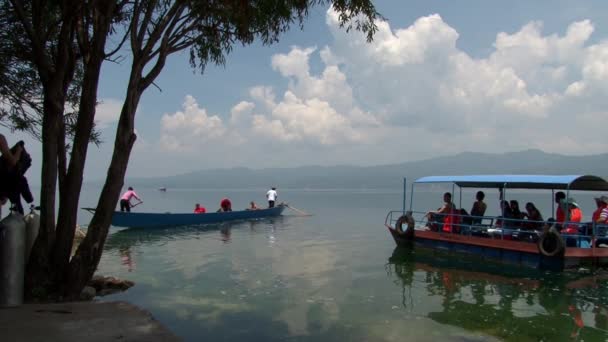 Fuxian湖のサンパン中国船の人々. — ストック動画