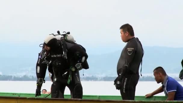 퓨 시안 호에서 잠수 할 준비를 하는 잠수부들. — 비디오