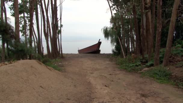 Chinese boat gondola on shore Fuxian Lake in Yunnan Province China. — Stock Video