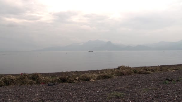 Pêcheur sur le bateau dans le brouillard sur le lac Fuxian dans la province du Yunnan Chine . — Video