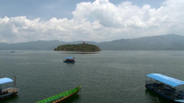 Barcos chinos en Fuxian Lake en la provincia de Yunnan China. — Vídeos de Stock