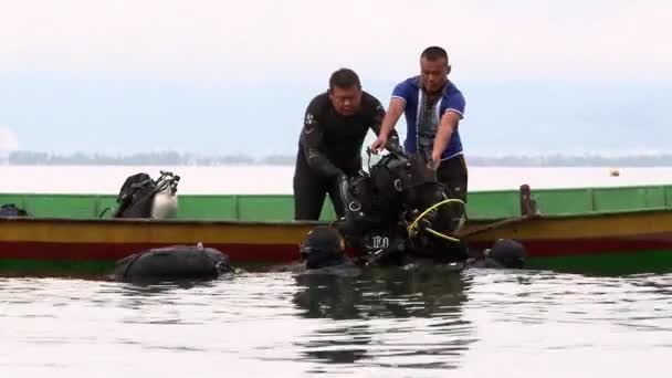 Dykare förbereder sig för dykning i Fuxian Lake. — Stockvideo