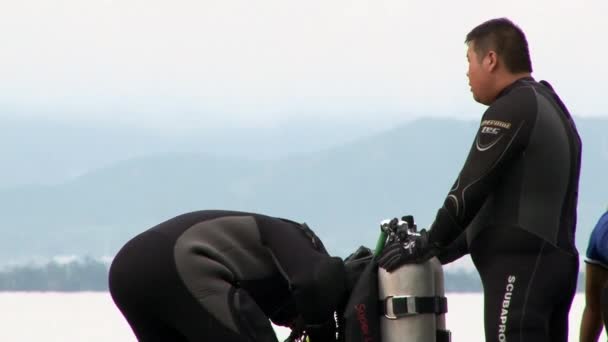 Mergulhadores se preparam para mergulhar no Lago Fuxian. — Vídeo de Stock