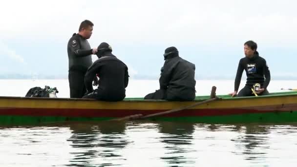 Potápěči se připravují na potápění v jezeře Fuxian. — Stock video